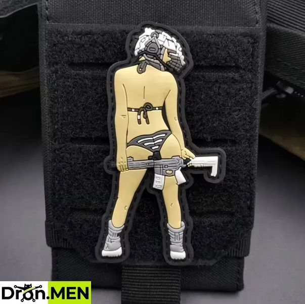 Моральний шеврон-наліпка Velcro &laquo;Дівчина в бікіні на фоні зброї (Pin-Up)&raquo; 100609 фото