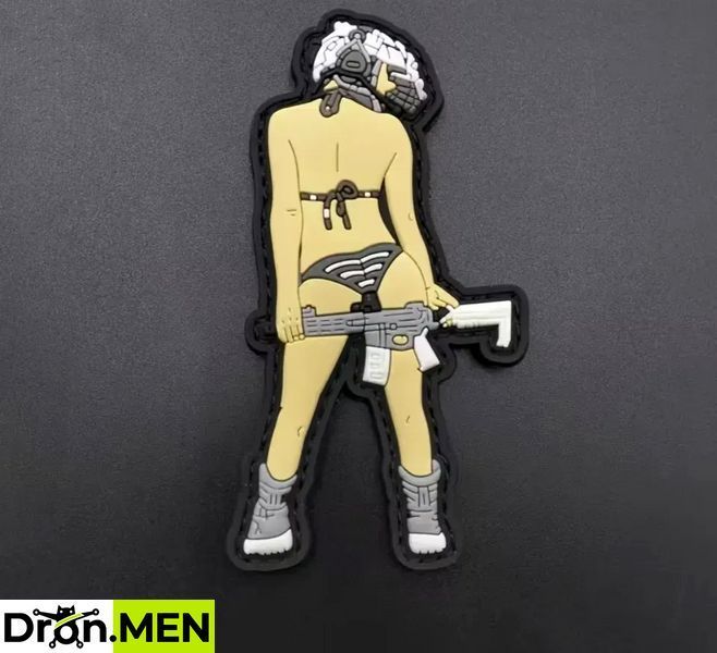 Моральний шеврон-наліпка Velcro &laquo;Дівчина в бікіні на фоні зброї (Pin-Up)&raquo; 100609 фото